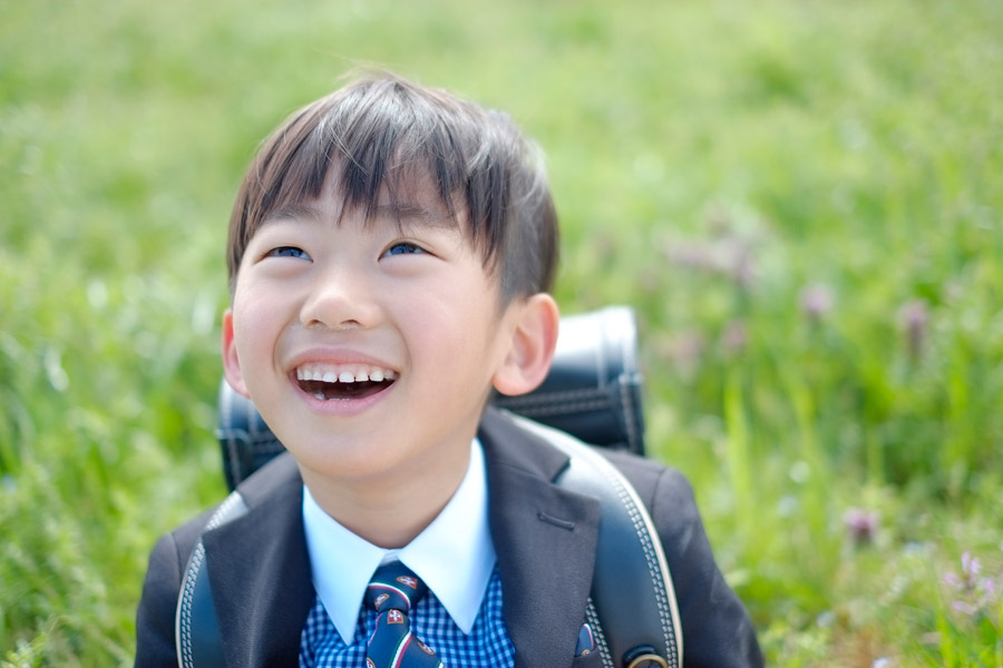 見上げる、小学生、男の子