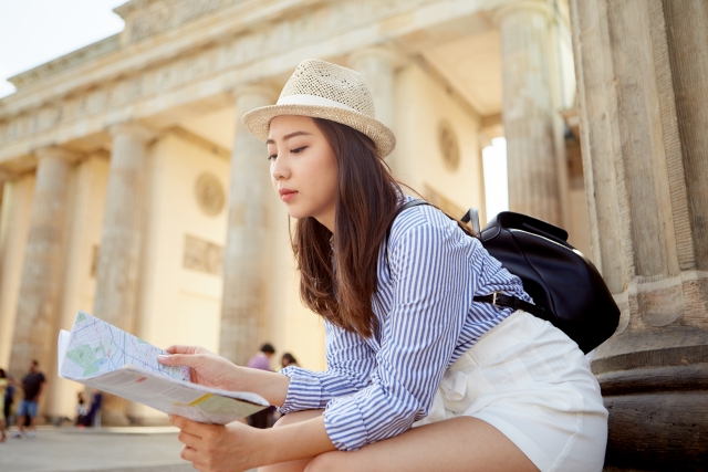 旅行中の女性