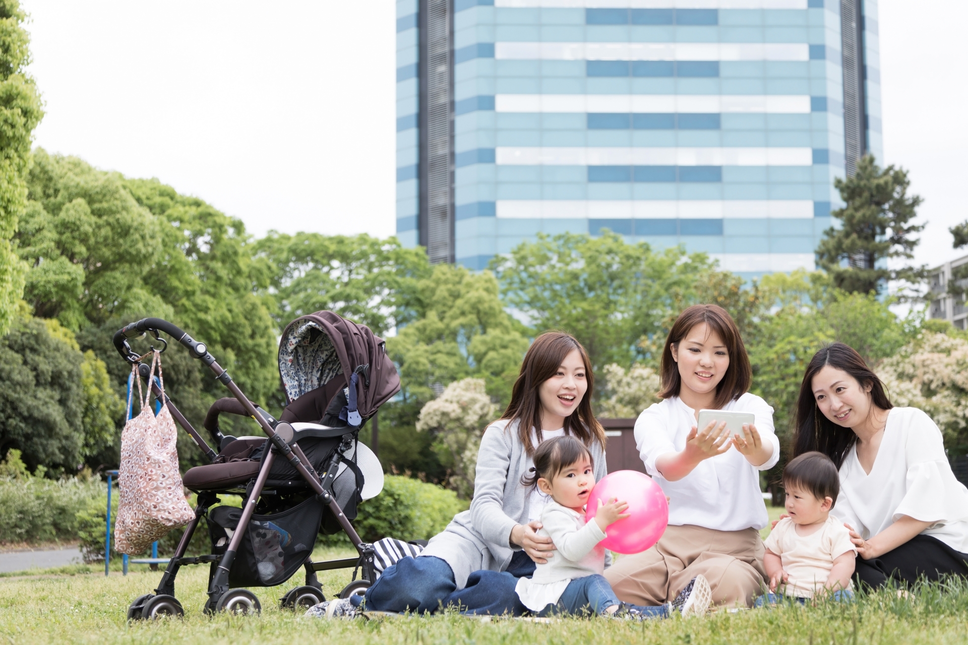  「いつもの公園」が危ない？ スマホ時間も確保できる、ママの「ながら見守り」3つのコツ