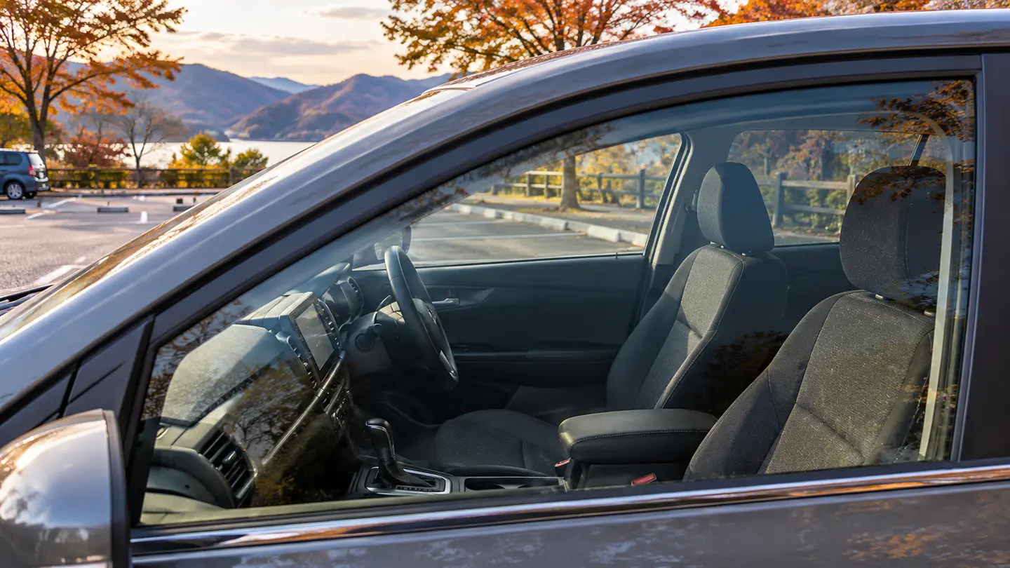 秋のお出かけ、車内にバッグを残していませんか？ 車上ねらいを防ぐ3つの習慣